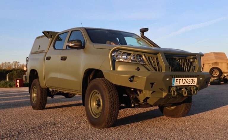 Vehículo medio de transporte táctico VMTT del Ejército español en un entorno rural