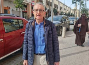 Hombre hablando sobre el estancamiento económico en el Rastro