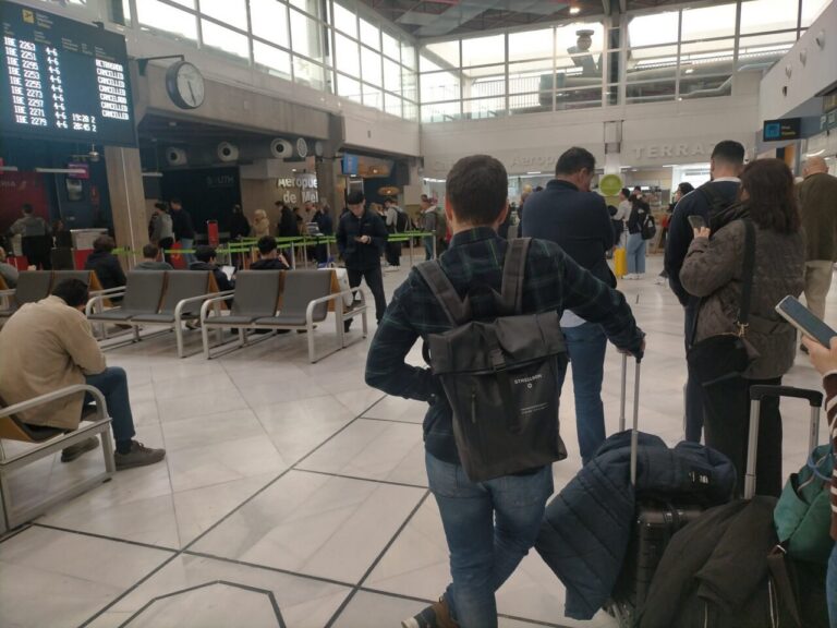 Pasajeros esperando en el aeropuerto de Melilla por vuelos cancelados