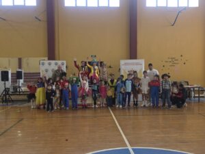 Niños disfrazados en la yincana deportiva del Carnaval en Melilla