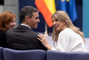 Yolanda Díaz sonríe mientras conversa con Pedro Sánchez en un evento