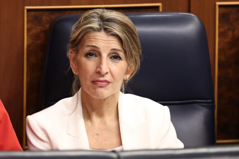 Yolanda Díaz y Pedro Sánchez conversando en un evento del Gobierno