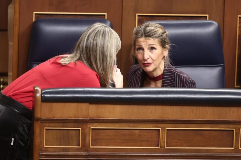 Yolanda Díaz conversando en el Congreso de los Diputados