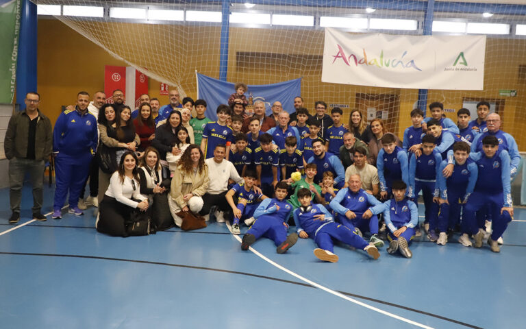 Equipo Sub-14 de Melilla posando tras el campeonato de fútbol sala