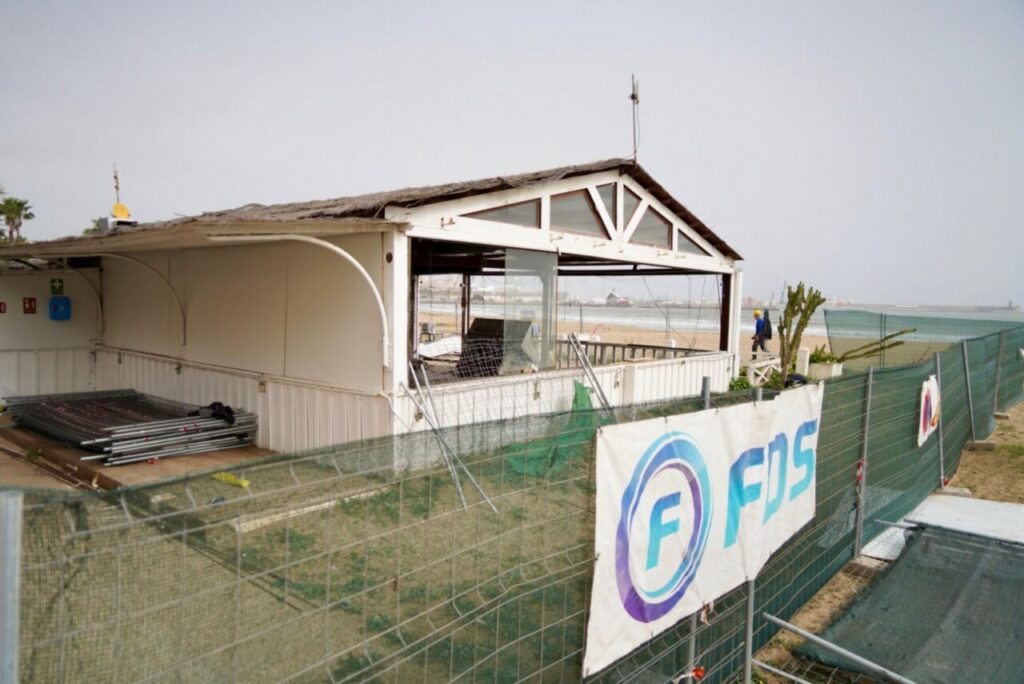 Chiringuito en remodelación en la playa de Los Cárabos en Melilla