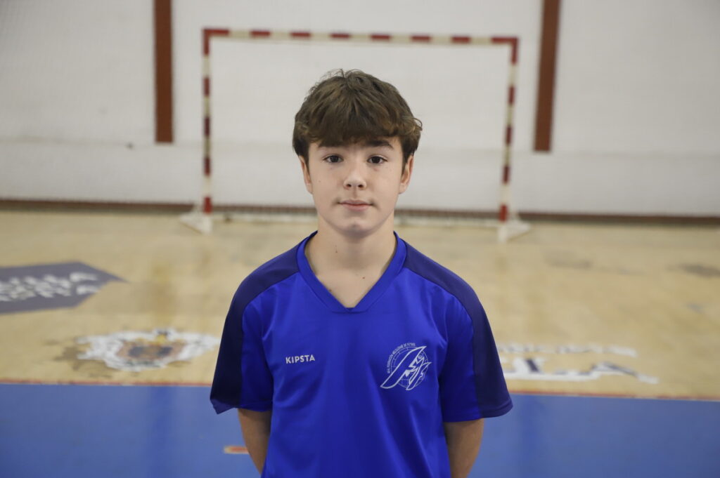 Jugador de fútbol sala Sub-14 de Melilla en el pabellón
