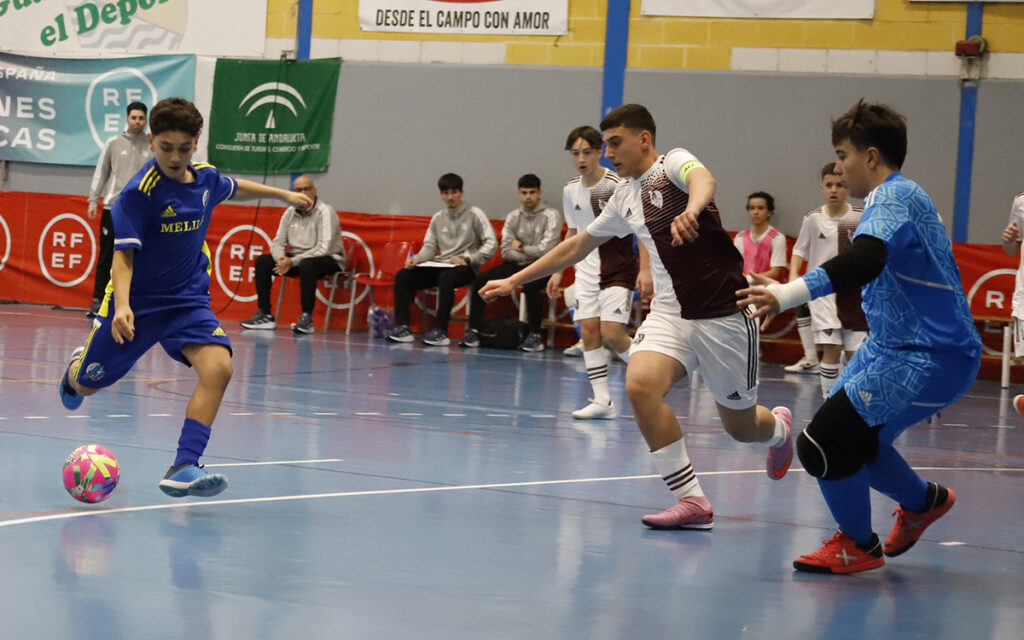 Jugadores de fútbol sala compitiendo en un partido del campeonato Sub-14