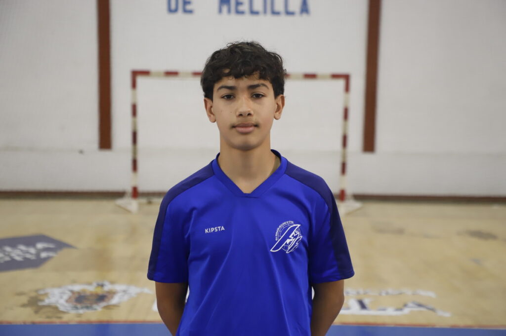 Jugador de fútbol sala Sub-14 de Melilla en el pabellón