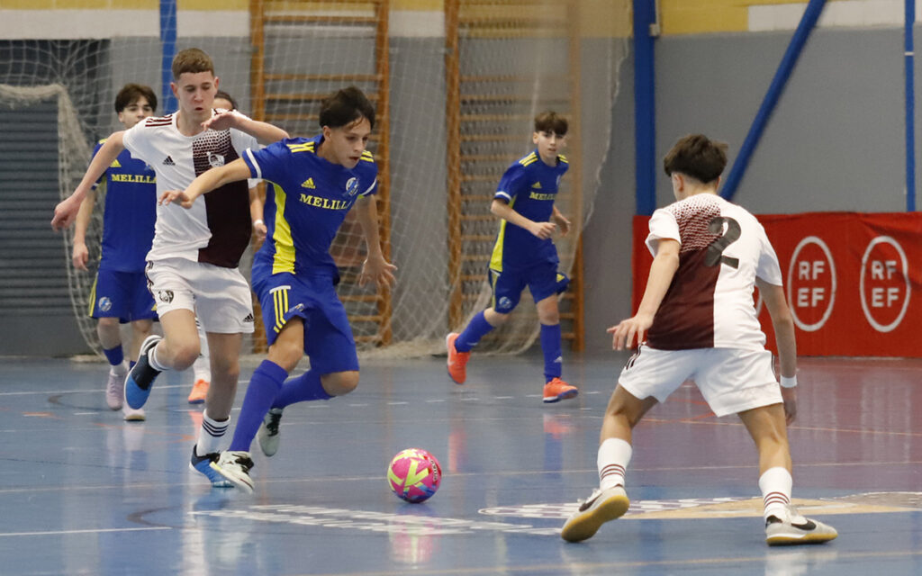 Jugadores del equipo Sub-14 de Melilla compitiendo en un partido de fútbol sala