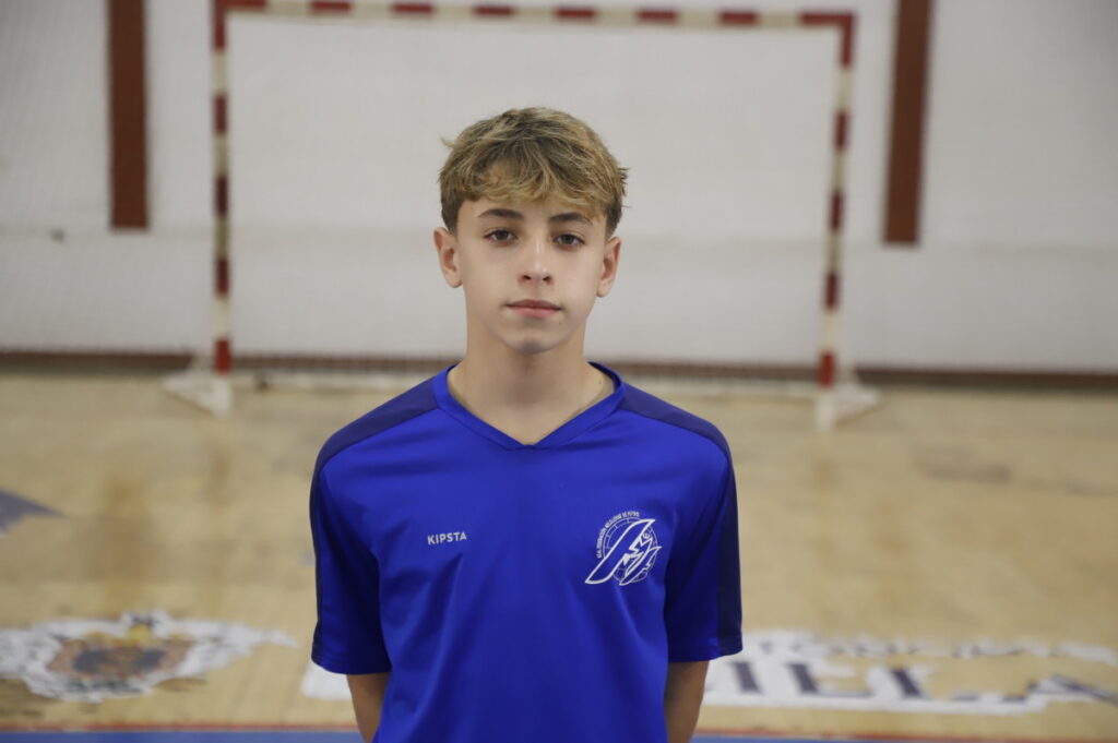 Jugador de fútbol sala en uniforme azul en un pabellón deportivo