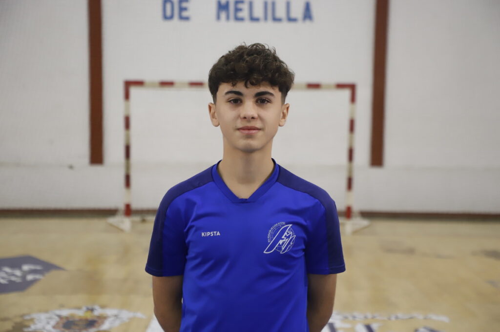 Jugador de fútbol sala de Melilla en uniforme azul en el pabellón