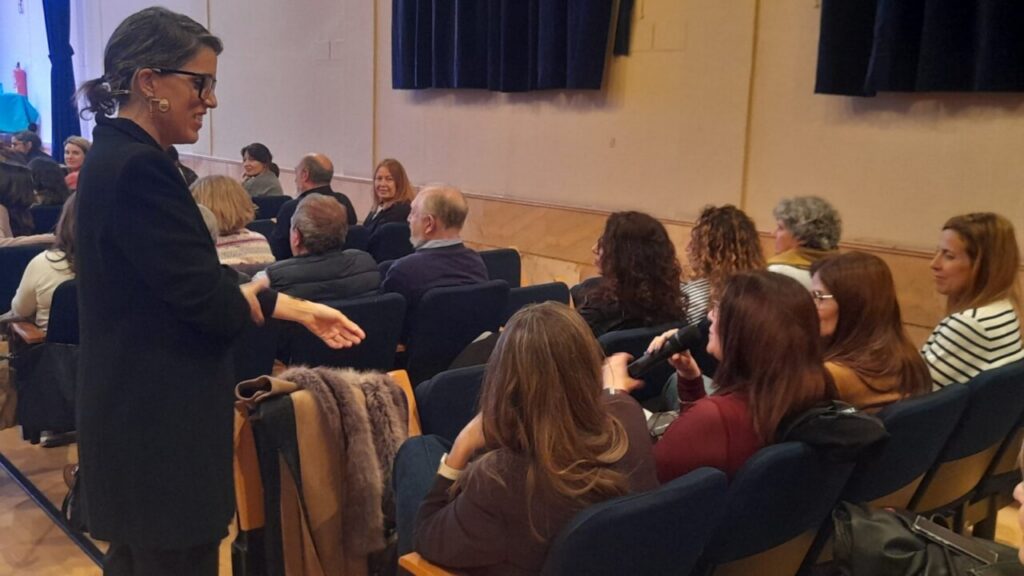 Laura Baena interactuando con el público en la charla sobre conciliación