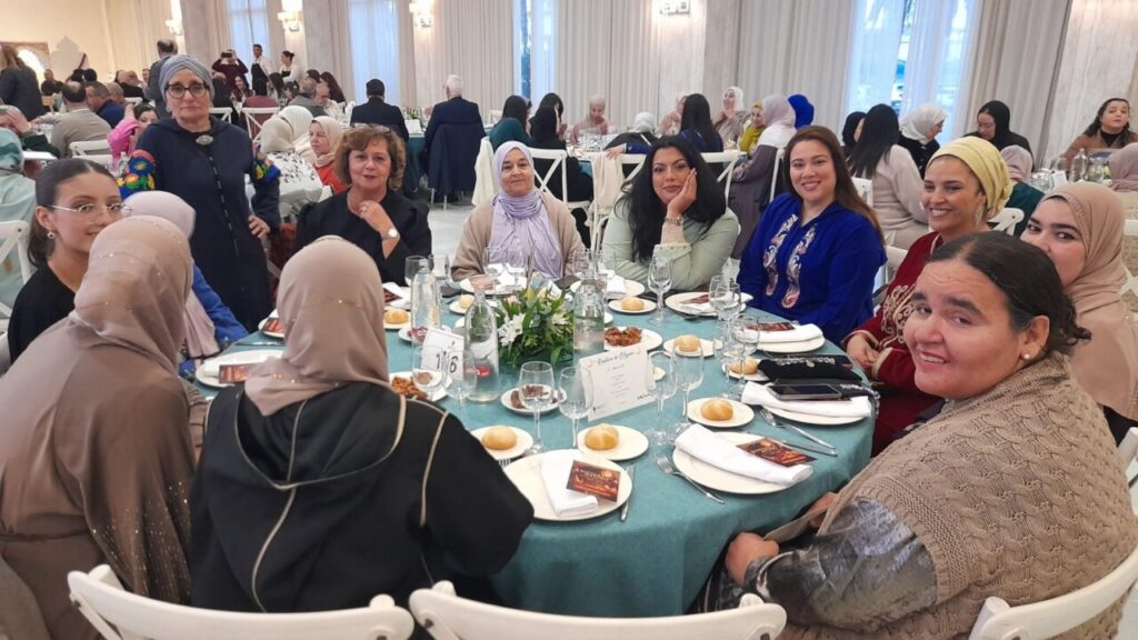 Grupo de personas en una mesa durante la ruptura de ayuno en Melilla