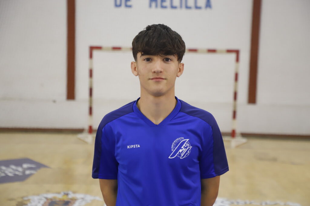 Jugador de fútbol sala de Melilla en el Pabellón Municipal