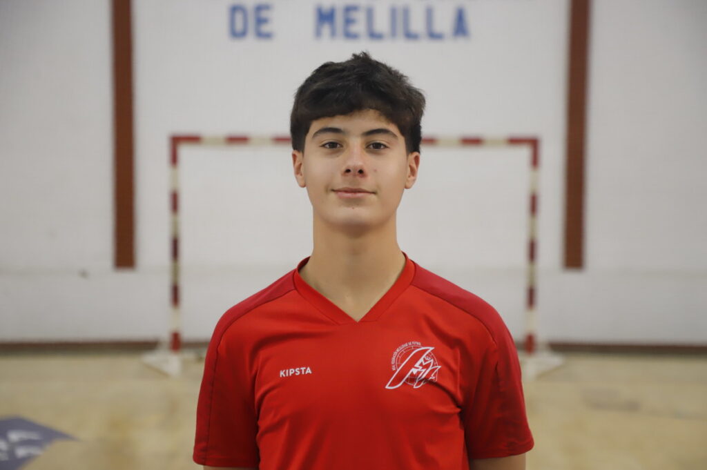 Jugador de fútbol sala Sub-14 de Melilla en el pabellón