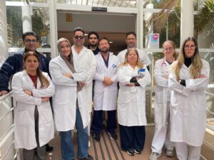 Mujer sonriendo frente a un edificio en una calle