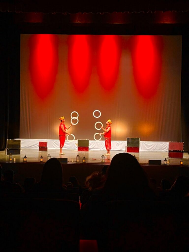 Artistas realizando malabares en el espectáculo Fakir Show Familiar