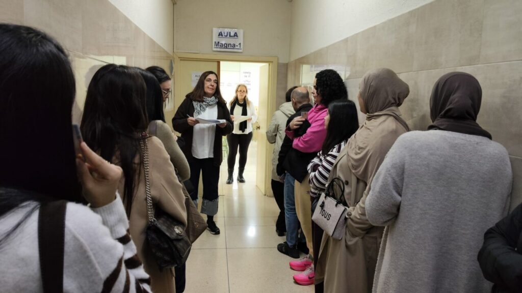 Aspirantes esperando para el examen de oposiciones en Melilla