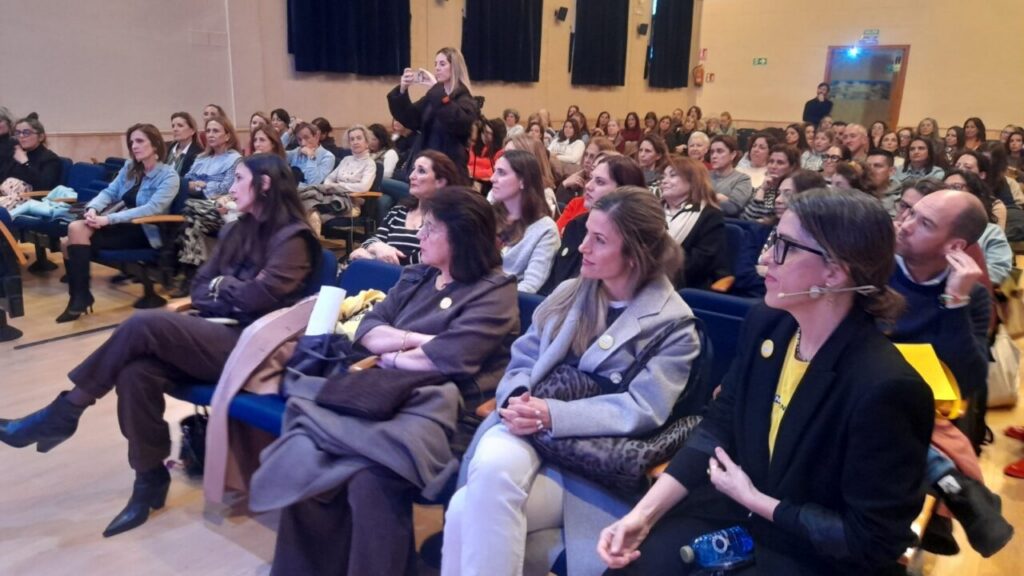 Asistentes a una charla sobre conciliación e igualdad en la UNED