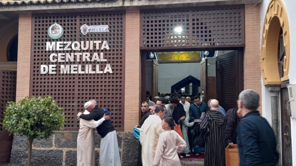 Celebración del Eid el-Fitr en la Mezquita Central de Melilla con fieles reunidos.