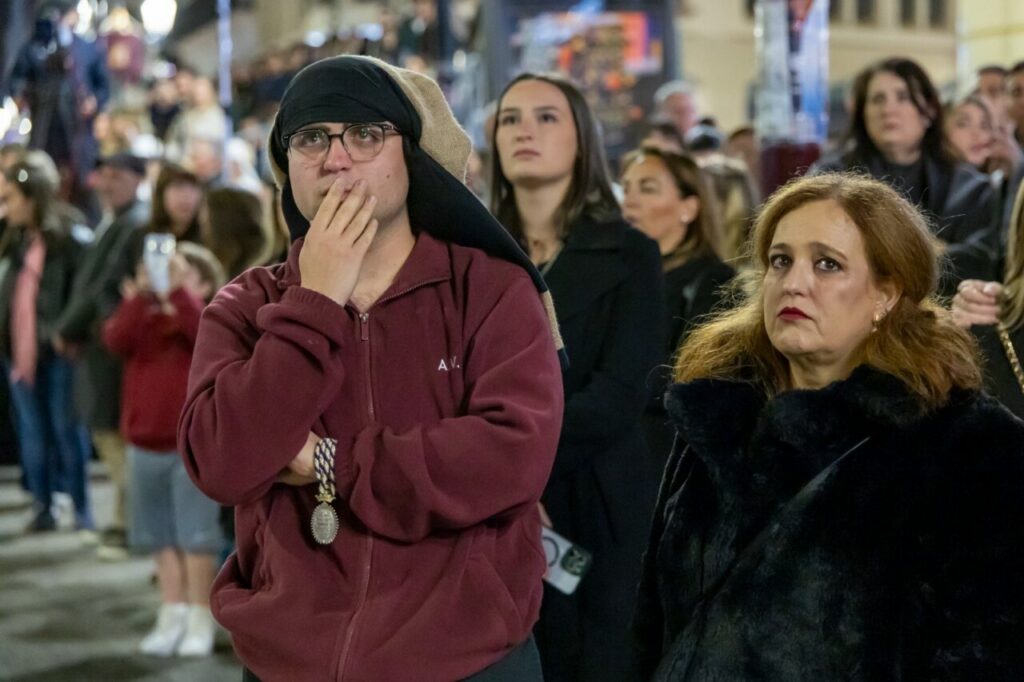 Fieles emocionados durante la procesión de La Sentencia en Melilla