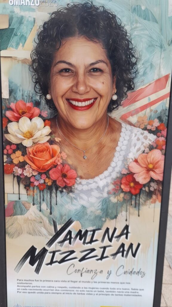 Retrato de Yamina Mizzian con flores, homenaje a mujeres en Melilla