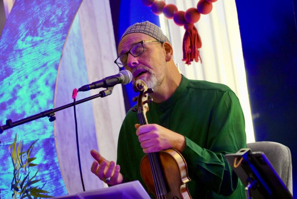 Músico tocando un violín durante la ruptura de ayuno en Melilla