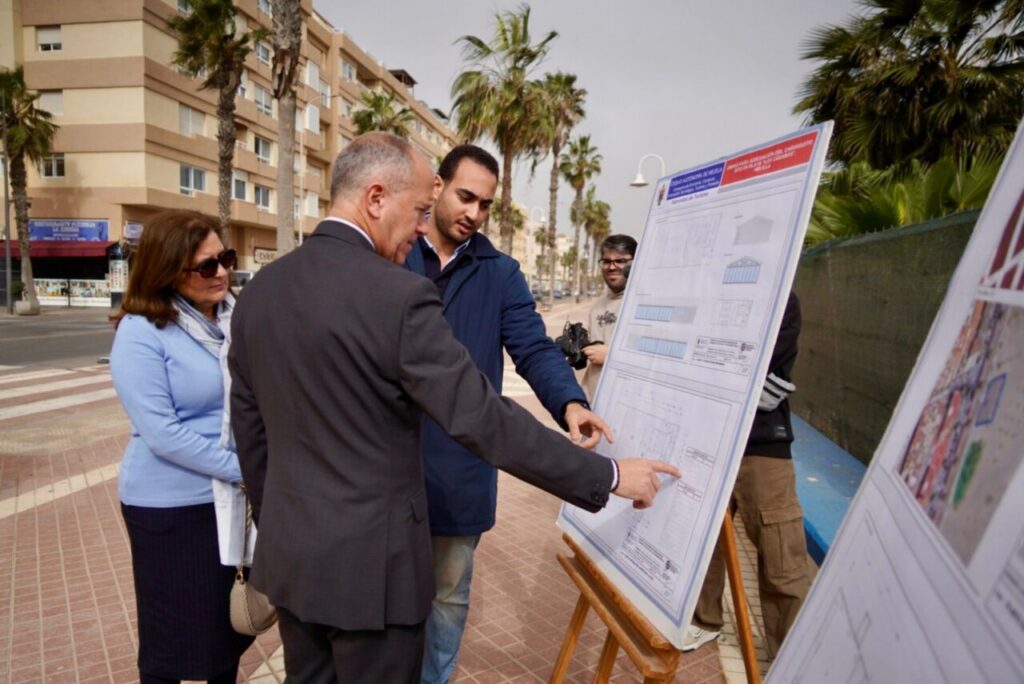 Funcionarios revisando planos de remodelación del chiringuito en la playa de Los Cárabos