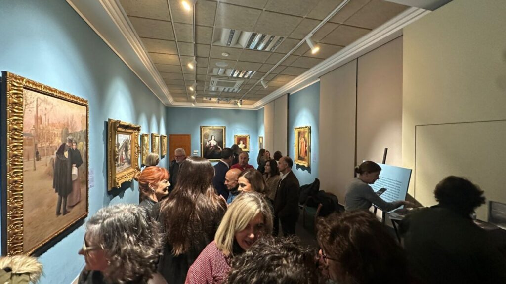 Asistentes en la exposición sobre la mujer en la pintura española del siglo XIX