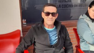 Hombre sentado con gafas de sol en un restaurante