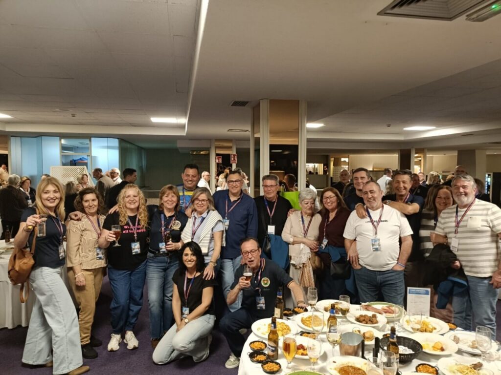 Grupo de antiguos alumnos de la Guardia Civil en una asamblea en Toledo