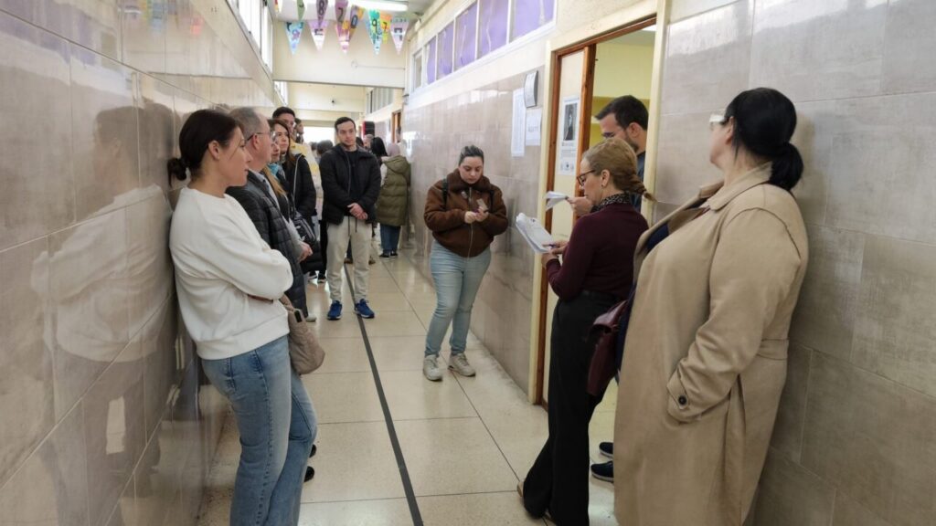 Grupo de personas esperando para realizar exámenes de oposiciones en Melilla