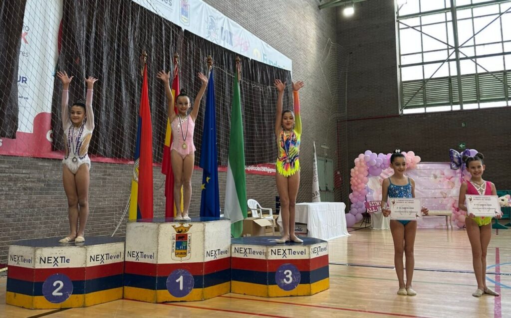 Gimnastas del Club Ágora en el podio con medallas en Sevilla