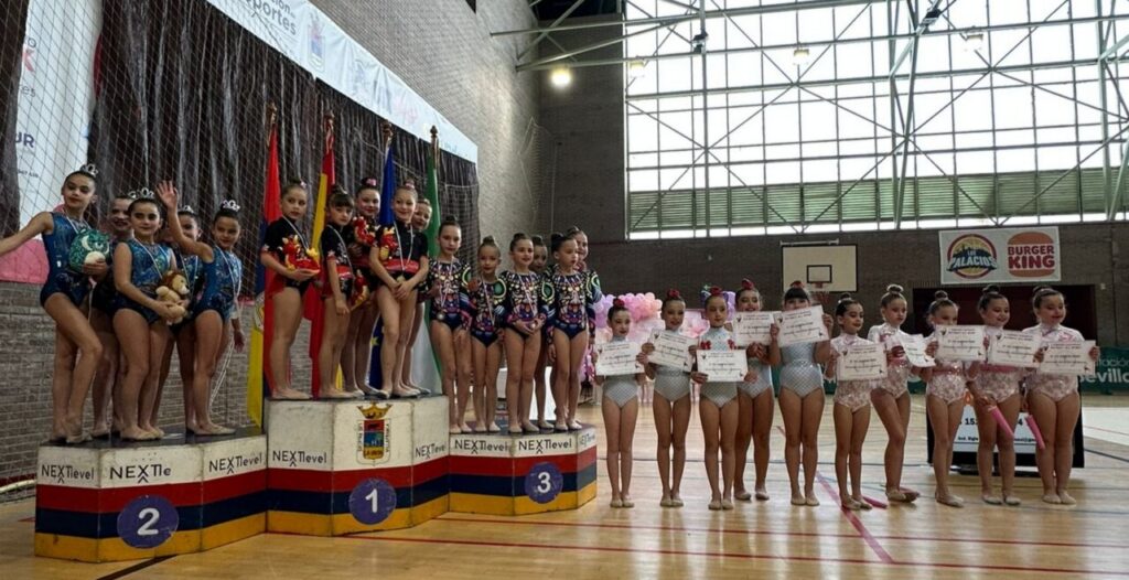 Gimnastas del Club Ágora en el podio con medallas y diplomas