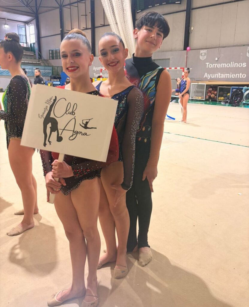 Gimnastas del Club Ágora en Torremolinos sosteniendo un cartel