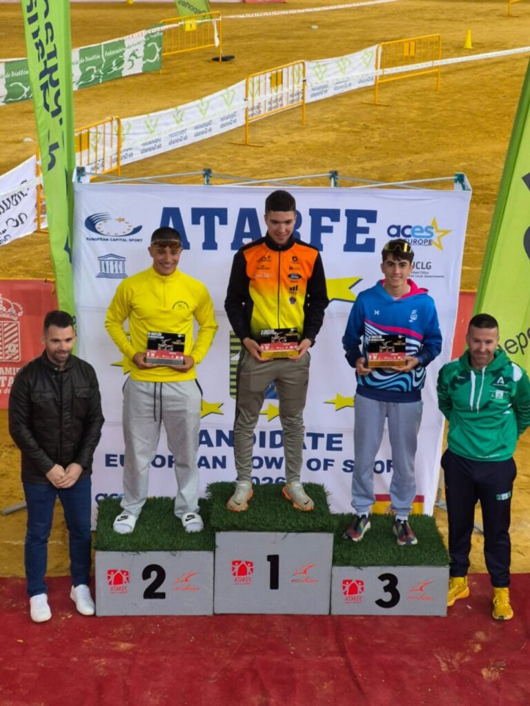 Alonso Romero y Lucía Faus en el podio del VI Duatlón de Atarfe
