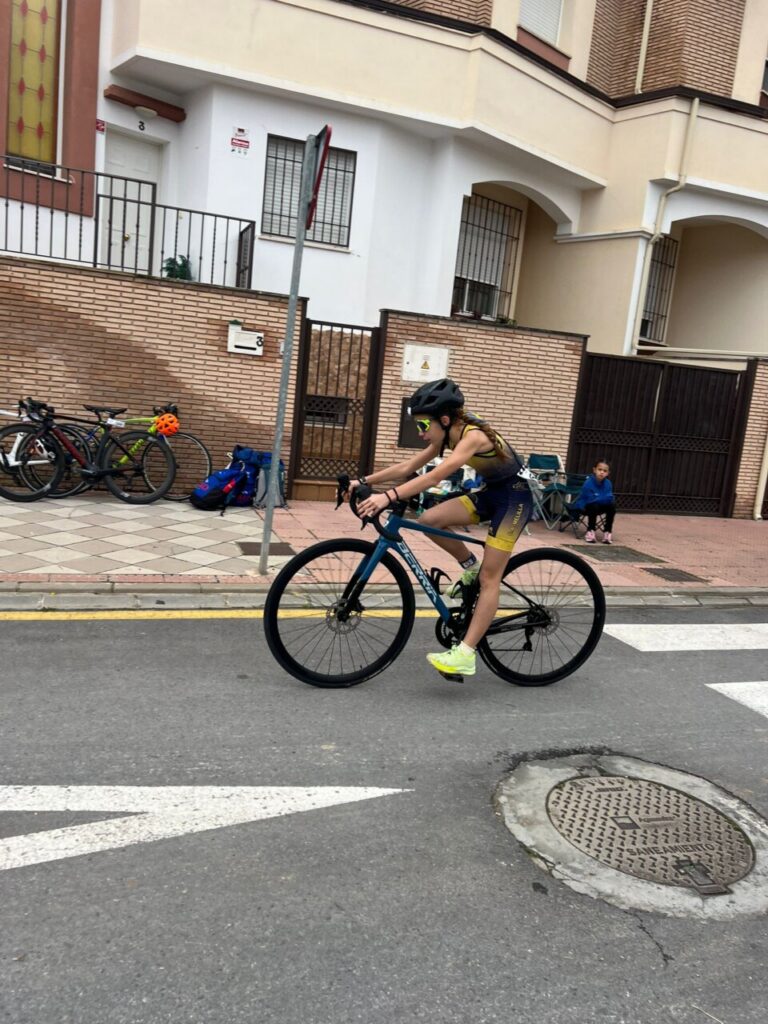 Alonso Romero compitiendo en bicicleta durante el VI Duatlón de Atarfe