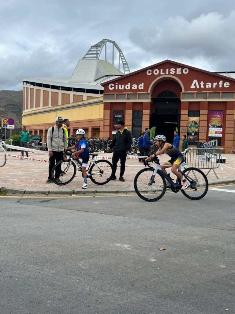 Triatletas del Club Atlético Melilla compitiendo en el VI Duatlón de Atarfe