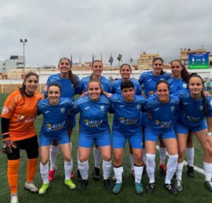 Equipo de fútbol femenino del ATM Melilla posando en el campo