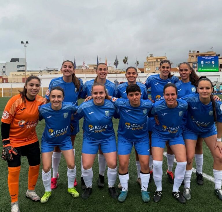 Equipo de fútbol femenino del ATM Melilla posando en el campo