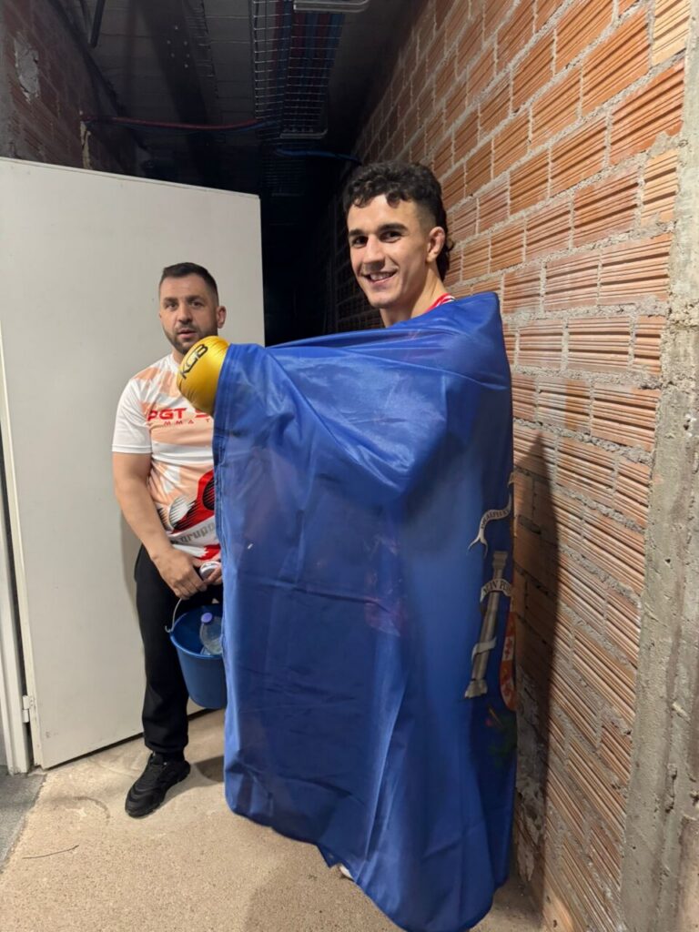 Ayman Chadghani con su entrenador antes de la pelea en Burgos