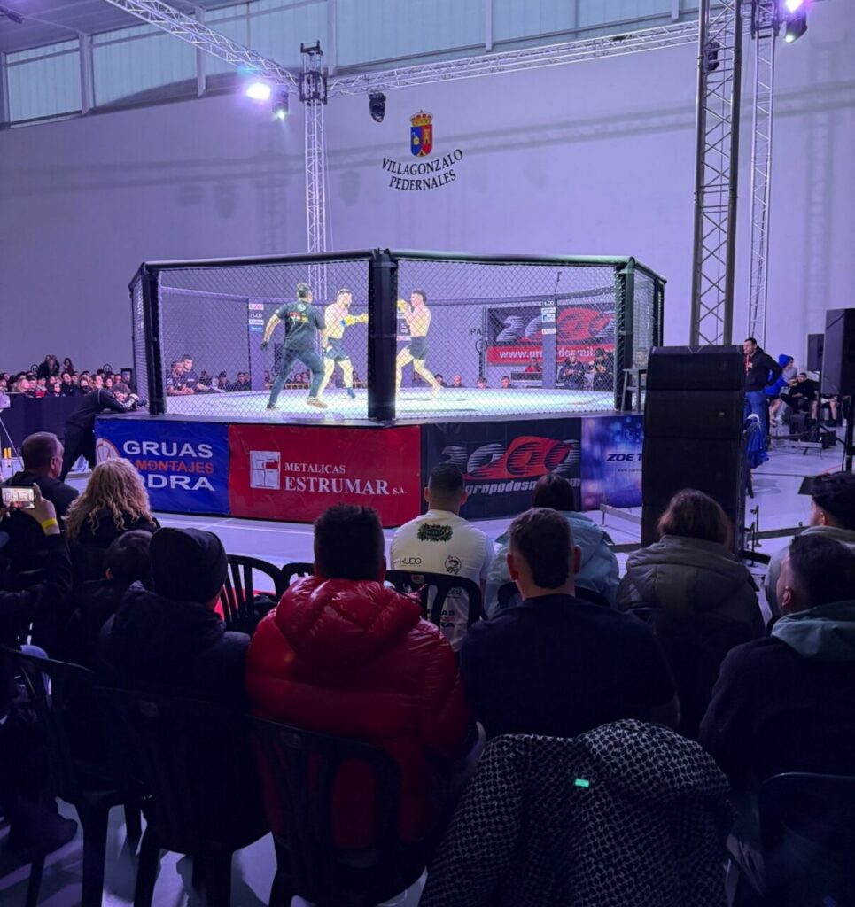 Luchador Ayman Chadghani en combate de MMA en Burgos.
