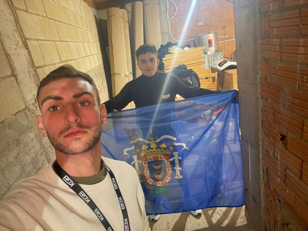 Ayman Chadghani celebrando su victoria con una bandera en Burgos