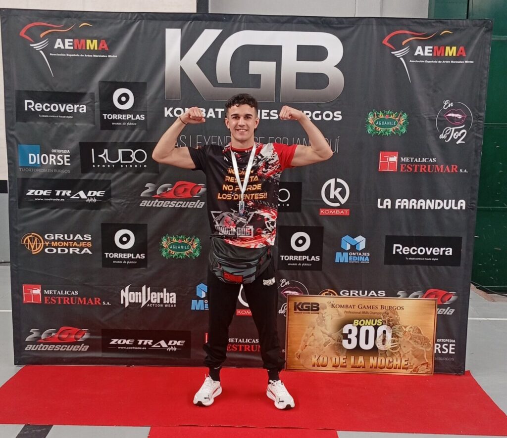 Ayman Chadghani celebrando su victoria en el Torneo KGB de MMA en Burgos