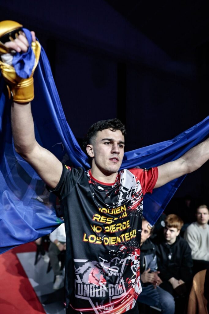 Ayman Chadghani celebrando su victoria en el Torneo KGB de MMA