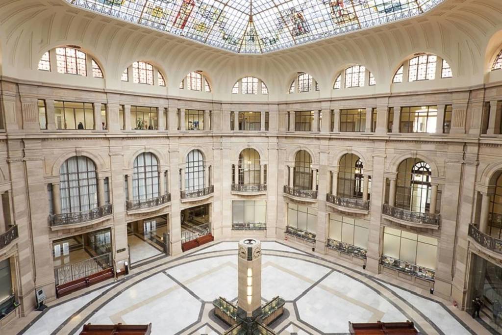 Interior del Banco de España con arquitectura monumental y luz natural.