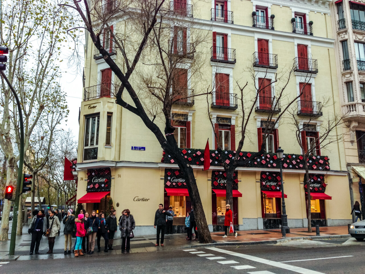 Edificio de Cartier en el barrio de Salamanca, Madrid, con gente en la acera.