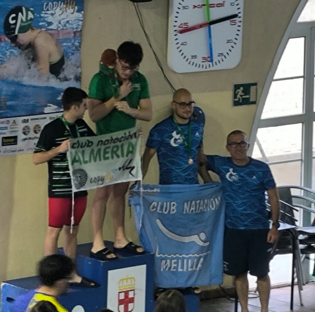 Nadadores del Club Natación Melilla en el podio del Trofeo Almería
