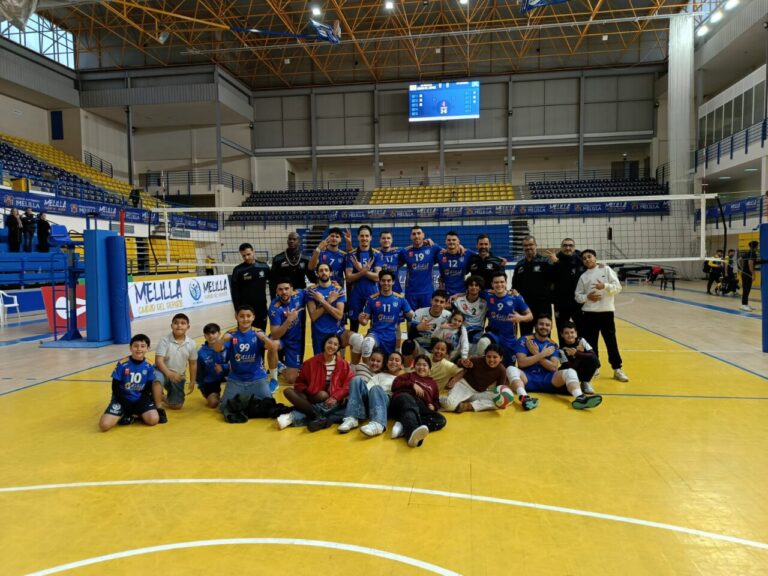 Jugadores del Club Voleibol Melilla celebrando una victoria en el pabellón