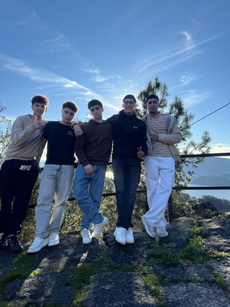 Grupo de jóvenes del Club Olympic Center Melilla en un evento deportivo